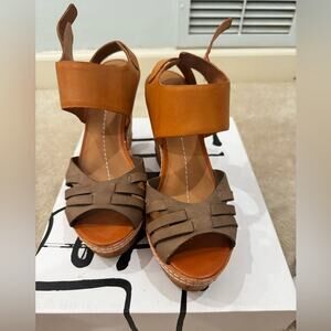 NWT Dolce Vita Jaslyn Taupe/Tan Leather Wedge sandal, size 7.5
